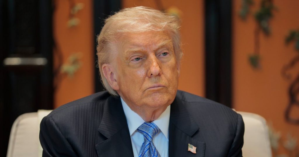 دونالد ترامب يضع ستيفن كولبيرت في سلة المهملات في فيديو يعمل بالذكاء الاصطناعي بعد إلغاء برنامج “Late Show”.