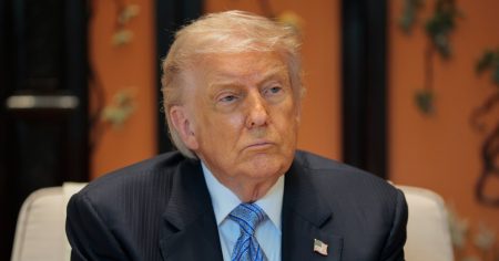 دونالد ترامب يضع ستيفن كولبيرت في سلة المهملات في فيديو يعمل بالذكاء الاصطناعي بعد إلغاء برنامج “Late Show”.