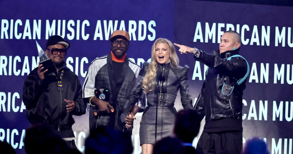 يجتمع Fergie مجددًا مع زملاء فرقة Black Eyed Peas على خشبة المسرح في حفل توزيع جوائز الموسيقى الأمريكية لعام 2026