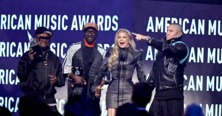 يجتمع Fergie مجددًا مع زملاء فرقة Black Eyed Peas على خشبة المسرح في حفل توزيع جوائز الموسيقى الأمريكية لعام 2026