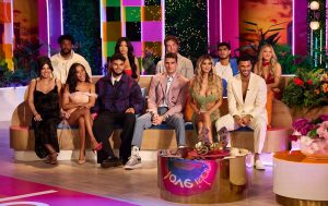 “Love Island USA” يصدر بيانًا ضد “السلبية” قبل الكشف عن طاقم الموسم الثامن