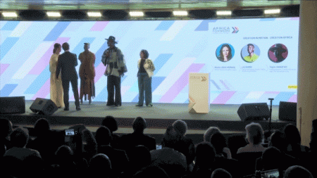 ماكرون يوبخ جماهير قمة “أفريقيا إلى الأمام” لتحدثهم عبر مكبرات الصوت