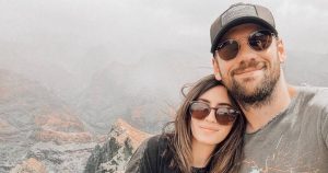زوجة المغني الرئيسي في Beartooth كاليب شومو تصدر بيانًا بعد أن خرج الموسيقي كمثلي الجنس