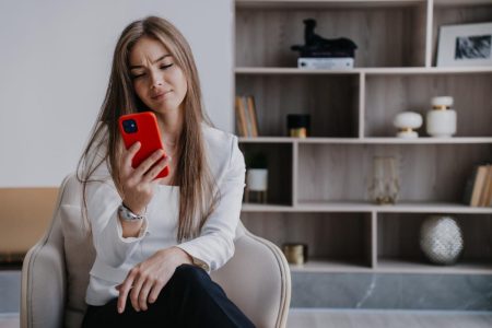 ترفض أخت زوجي تصديق أنها تتعرض للصيد ولا أعرف كيف أساعدها