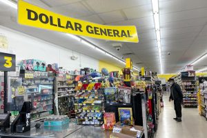 تطرح شركة Dollar General تصميمًا مشابهًا لـ Costco في جميع المواقع لتعزيز تجربة التسوق