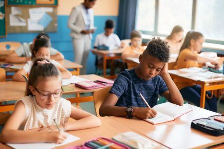 السبب الحقيقي لإنفاق الآباء 10 آلاف دولار على الامتحانات المدرسية على “الألعاب”