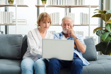 الحفيدة تعلم الأجداد كيفية استخدام أوبر إيتس