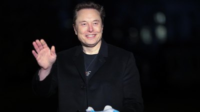 حيث يقف إيلون ماسك مع أمهات أبنائه الثلاثة عشر