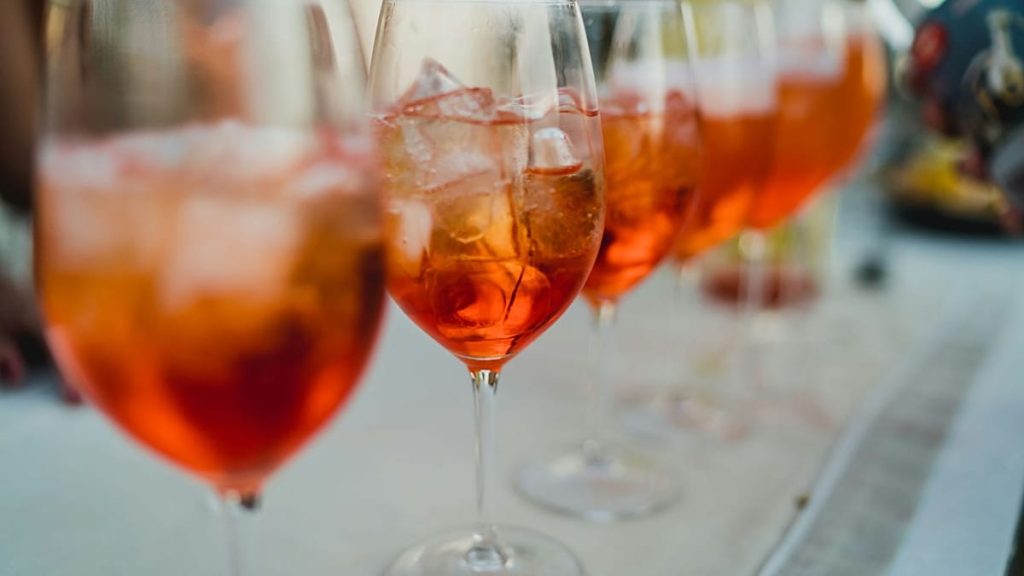 “مؤشر Aperol Spritz”: المدن الأوروبية التي يجب زيارتها للحصول على فاتح للشهية بأسعار معقولة