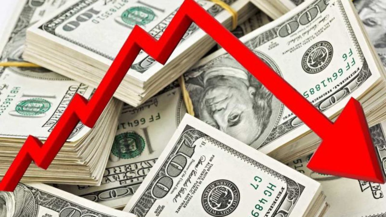 انخفاض الدولار.. فوائد بالجملة فمن الخاسرون؟ - Economy Plus