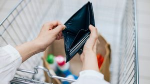 يظهر استطلاع بنك الاحتياطي الفيدرالي في نيويورك أن تشاؤم المستهلكين يصل إلى أسوأ مستوى منذ عام 2022