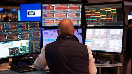 صناديق الاستثمار المتداولة مقابل صناديق الاستثمار المشتركة في عام 2026 والاختلافات الرئيسية التي يجب على المستثمرين معرفتها