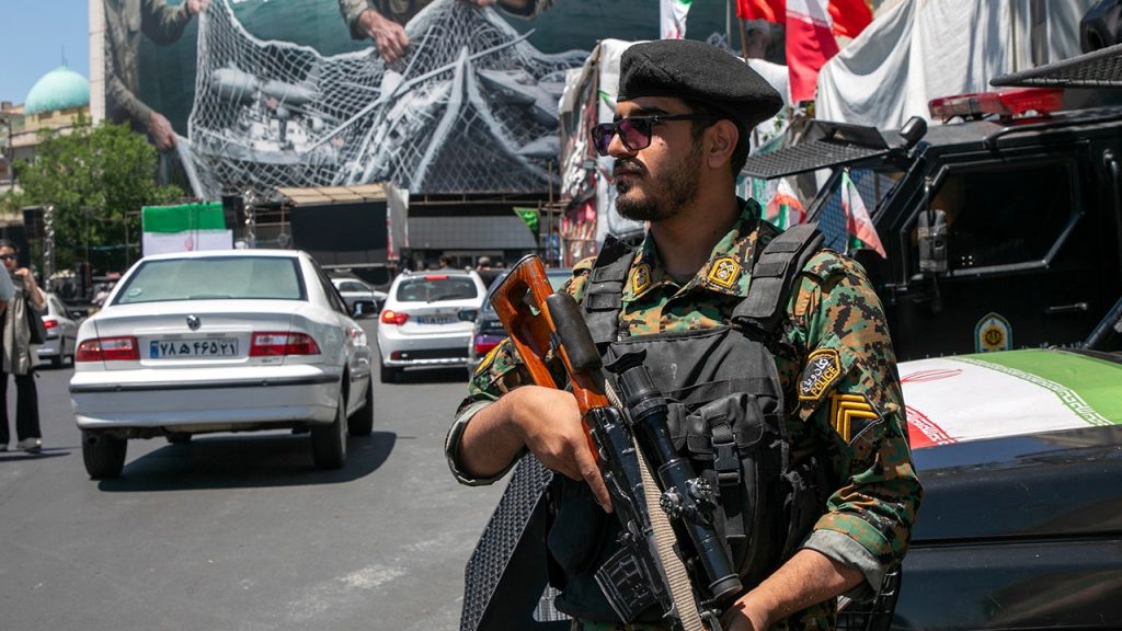 الإيرانيون داخل إيران يصفون سيطرة الحرس الثوري الإيراني وسط وقف إطلاق النار الهش