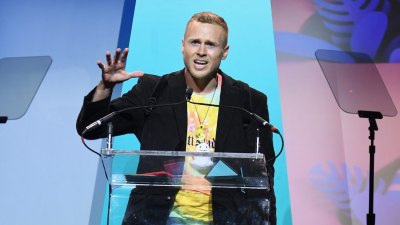 GettyImages-946704202 سبنسر برات يصفق مرة أخرى بسبب إعلان سباق العمدة المثير للجدل