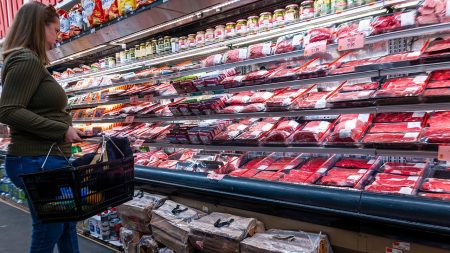 ضريبة البرجر بنسبة 14%: كيف يضرب تضخم الشواء محفظتك هذا الصيف