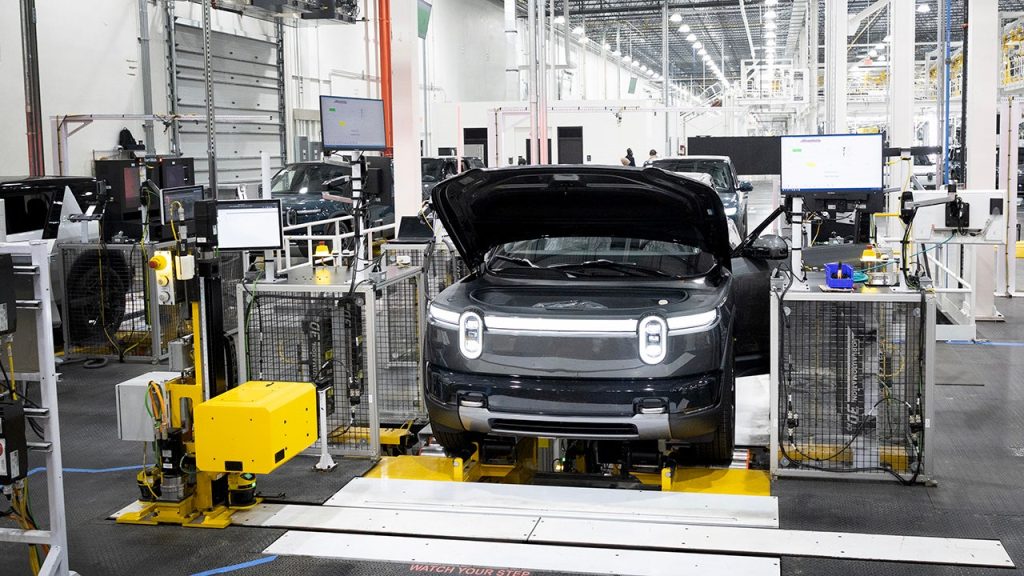 تقوم شركة Rivian بتسريح المئات من العاملين في قسم الخدمة أثناء إعادة هيكلة الفرق