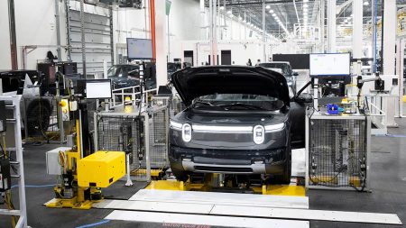تقوم شركة Rivian بتسريح المئات من العاملين في قسم الخدمة أثناء إعادة هيكلة الفرق