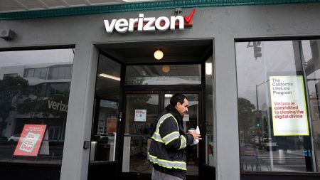 تقوم Verizon بإسقاط رسوم التنشيط والترقية من خلال خطط مبسطة جديدة