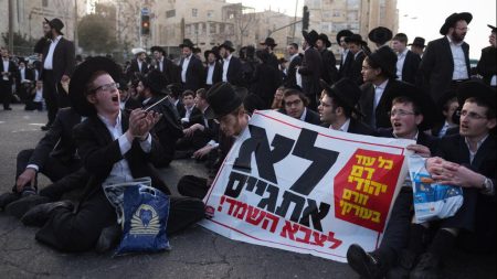 اعتقال متشددين خلال مواجهات مع الشرطة في القدس بعد إغلاق طرق وإشعال حرائق