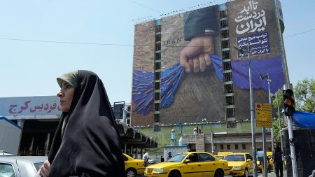 خبير يحذر من أن صندوق ترامب الاستثماري في إيران الذي تبلغ قيمته 300 مليار دولار يواجه عقبات بسبب العقوبات