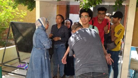 امتحانات الثانوية العامة 2026 | تفتيش الطلاب بالعصا الإلكترونية بمداخل اللجان