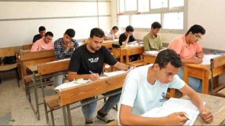 طلاب الثانوية العامة بالغردقة يؤدون امتحان اللغة الأجنبية الثانية وسط إجراءات تنظيمية مشددة
