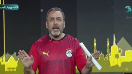 منتخب من ذهب.. يوسف الحسيني يرتدي تيشيرت الفراعنة على الهواء