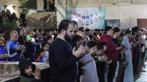 الهيئة الصحيحة للمسافة بين القدمين في الصلاة.. تعرف عليها