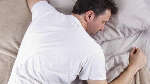 هل النوم على البطن نومة أهل النار؟.. انتبه لـ10 حقائق ولا تتهاون