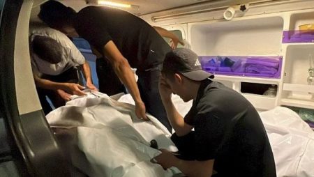 لحظة وصول شهيدين وإصابة لطفل إلى مجمع ناصر الطبي في خانيونس | شاهد