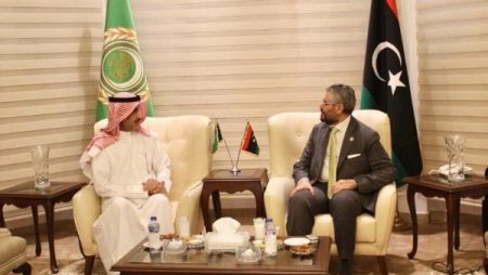 دعم قضايا العمل والتنمية البشرية تتصدر مباحثات ثابت والمطيري بالقاهرة