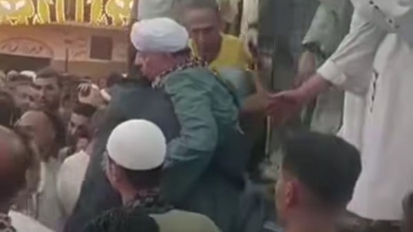 لحظة إنزال الشيخ ياسين التهامي من على المسرح بعد تعرّضه لوعكة صحية بسوهاج | شاهد