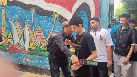 تفتيش الطلاب بمداخل لجان امتحانات الثانوية العامة 2026 لضبط وسائل الغش