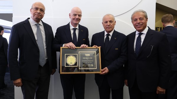 إنفانتينو يهدى أبو ريدة تذكار كأس العالم باسم الرئيس السيسي على هامش مباراة مصر وبلجيكا إنفانتينو يهدى أبو ريدة تذكار كأس العالم باسم الرئيس السيسي على هامش مباراة مصر وبلجيكا