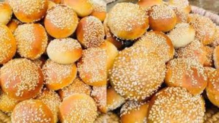 خبز السمسم الذهبي.. وصفة منزلية سهلة بقرمشة مميزة ونكهة غنية تعشقها العائلة