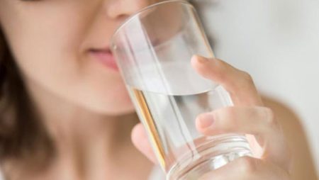 لن تصدق .. هذا هو أفضل وقت لشرب الماء الدافئ لتحسين الهضم