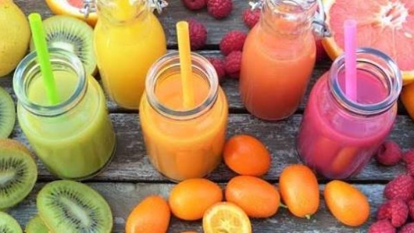 شرب العصير أم تناول الفاكهة أفضل لمرضى السكري