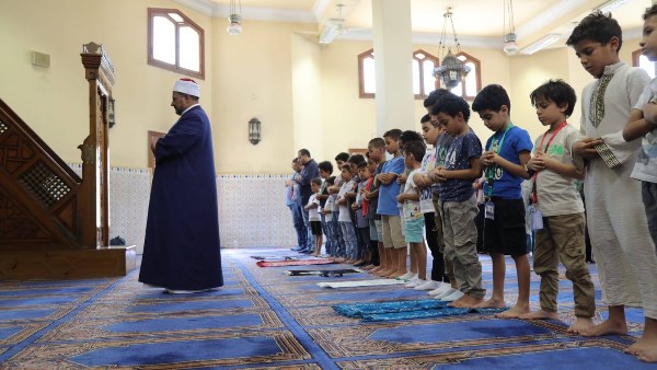 هل يجوز تقديم الأطفال للإمامة في الصلاة؟.. دار الإفتاء تجيب