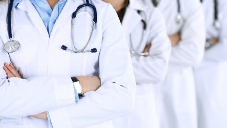 يربك المرضى ويؤخر التشخيص.. هل يمكن الاعتماد على الذكاء الاصطناعي بدلا من الطبيب؟
