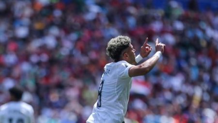 حازم إمام: منتخب مصر يُخيف إيران ونيوزيلندا.. ونعاني من مشكلة وحيدة