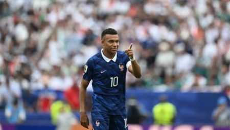 بهدفه أمام العراق.. مبابي يلاحق ميسي ويعادل رقم الظاهرة رونالدو في كأس العالم