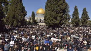 مئات الفلسطينيين يؤدون صلاة الجمعة في أراضٍ مهددة بالاستيلاء جنوب الخليل