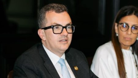أحمد رستم: الاتصالات وتكنولوجيا المعلومات أحد أكثر القطاعات مساهمة في النمو الاقتصادي