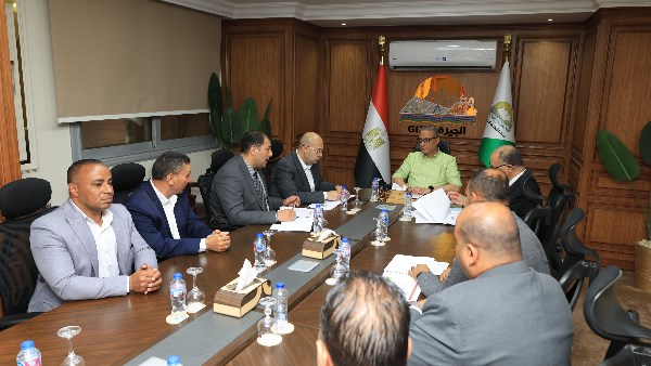 محافظ الجيزة يعقد اجتماعًا لمتابعة مستوى الخدمات بأوسيم ويوجه بتجديد الصرف الصحي ببشتيل
