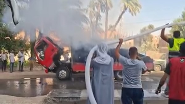 حريق في سيارة نصف نقل محملة كارتون أعلى كوبري الواسطى بأسيوط