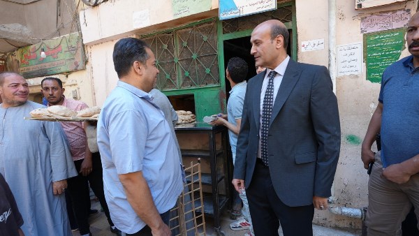 محافظ أسيوط يفاجئ مخابز شرق وغرب المدينة.. وتحرير 3 محاضر مخالفات