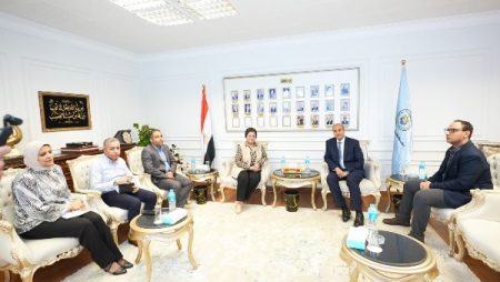 محافظ أسيوط يبحث مع نائب وزير الصحة تفعيل جهود تنمية الأسرة