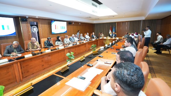 محافظ أسيوط يترأس اجتماع المجلس الإقليمي للسكان لمتابعة مؤشرات تنمية الأسرة