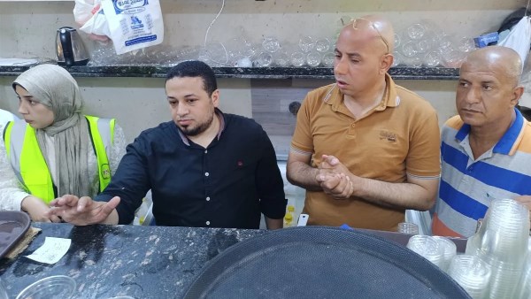 قبل أن تصل للمواطنين.. حملة رقابية في طهطا تضبط كميات كبيرة من العصائر فاسدة