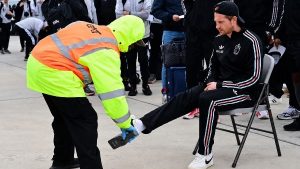 منافس مصر.. دي بروين يخضع للتفتيش الأمني فور وصول بعثة بلجيكا إلى أمريكا للمشاركة في المونديال